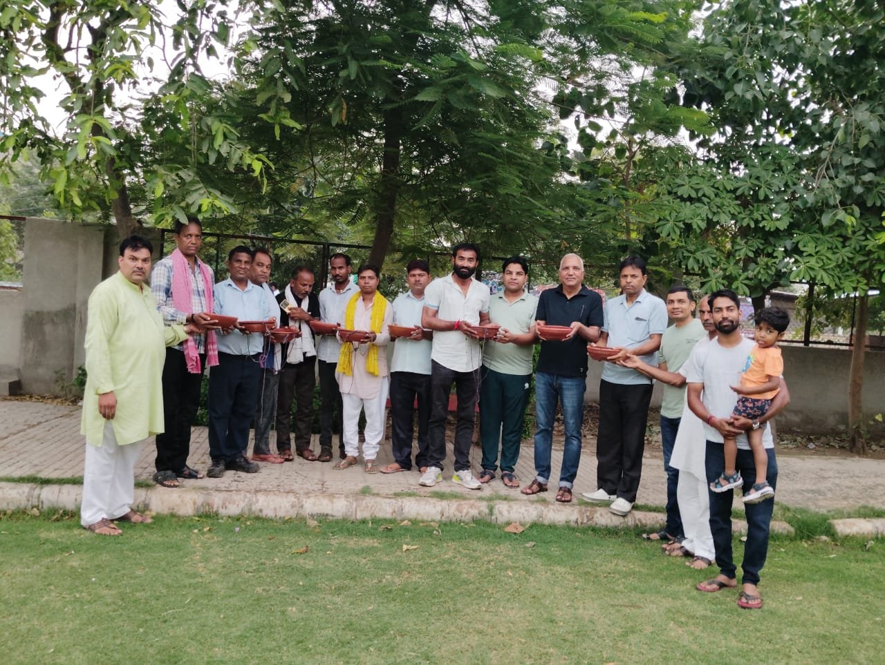 Breaking News: जनहित कल्याण समिति की पहल: पक्षियो के लिए दाना पानी का किया प्रबंध Rewari News: पक्षियों की जिदगी बचाने को सकोरों में रखा दाना-पानी