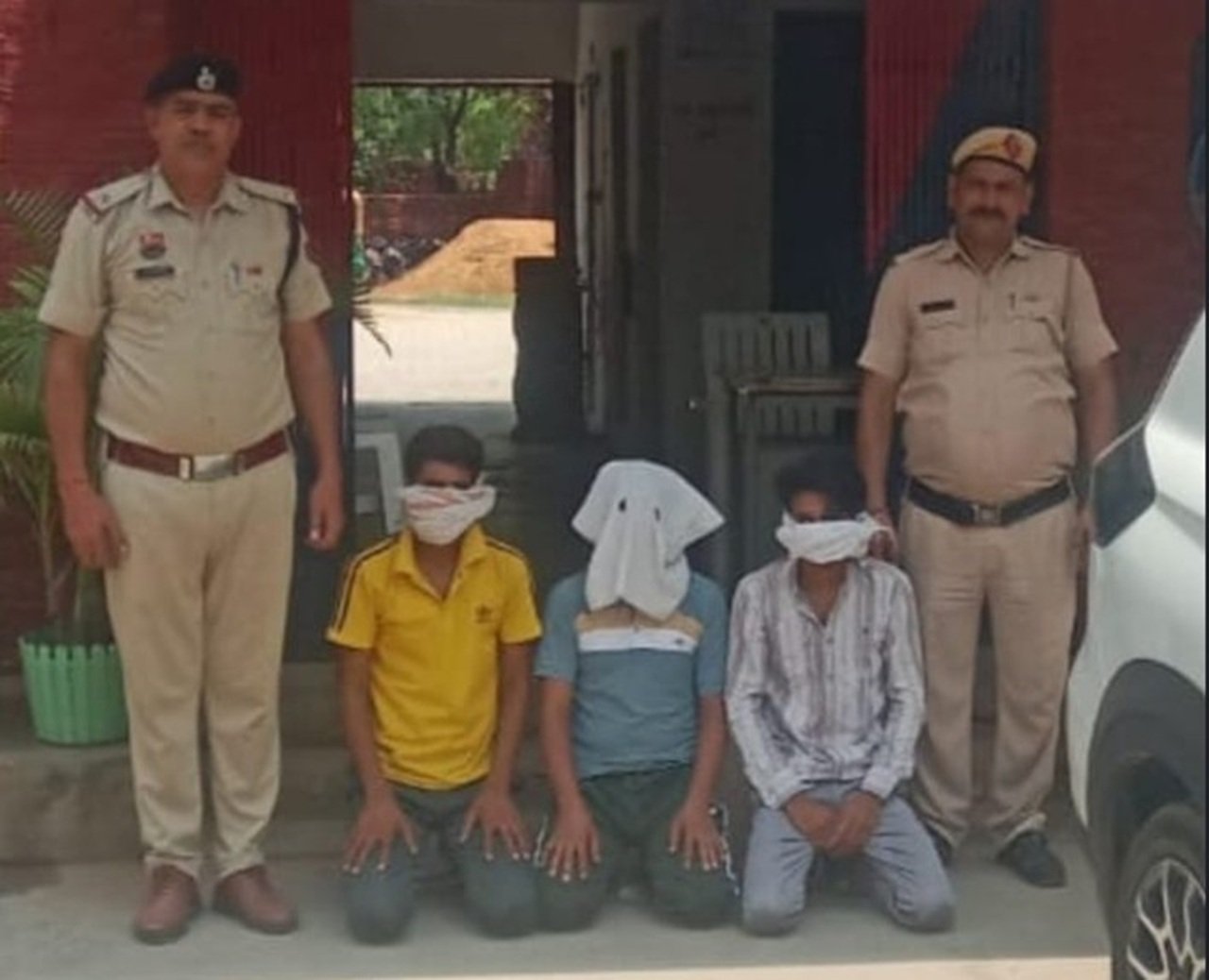 Haryana crime: 5 लाख की कार महज 80 हजार में बेची, जानिए कैसे पकडे गए शातिर हरियाणा पुलिस ने भिवाडी मोड धारूहेड़ा से कार चोरी करने वाले मास्टर माईड सहित तीन युवको को गिरफ्तार किर लिया है।