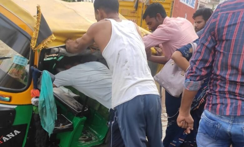 Haryana News: रेवाड़ी में सवारियों से भरा टैंपो पलटा, लगा जाम धारूहेड़ा: नंदरामपुरेवाड़ी में सवारियों से भरा टैंपो पलटा, लगा जाम