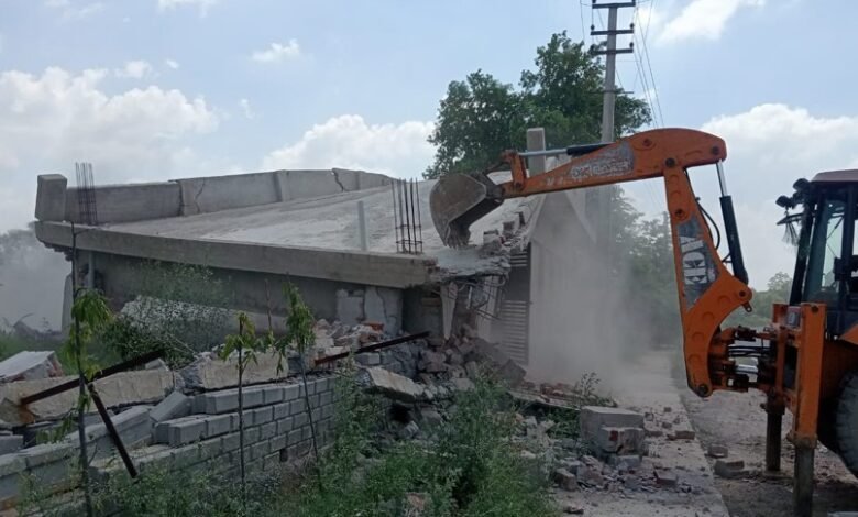 रेवाड़ी में डीटीपी का चला बुल्डोजर, ढहाई अवैध कालोनी