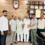 सरपंच शिव दीप और मिनी ट्रक यूनियन के प्रधान राजू जेलदार द्वारा संयुक्त रूप से गोशाला प्रधान रोहित यादव को चेक सौंपकर किया गया।