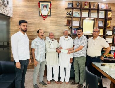 सरपंच शिव दीप और मिनी ट्रक यूनियन के प्रधान राजू जेलदार द्वारा संयुक्त रूप से गोशाला प्रधान रोहित यादव को चेक सौंपकर किया गया।