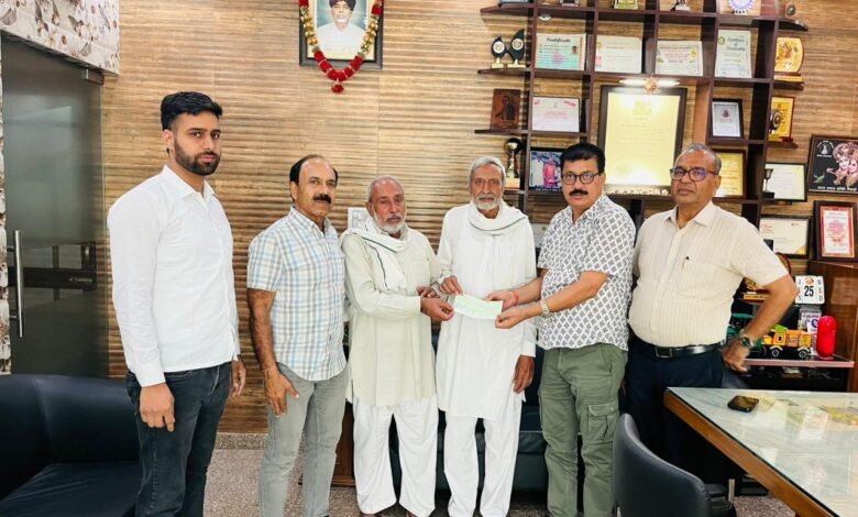 सरपंच शिव दीप और मिनी ट्रक यूनियन के प्रधान राजू जेलदार द्वारा संयुक्त रूप से गोशाला प्रधान रोहित यादव को चेक सौंपकर किया गया।