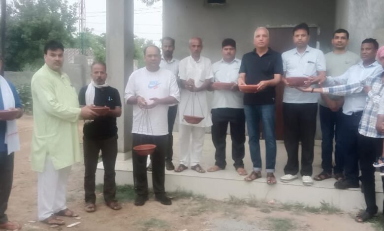 Breaking News: जनहित कल्याण समिति की पहल: पक्षियो के लिए दाना पानी का किया प्रबंध Rewari News: पक्षियों की जिदगी बचाने को सकोरों में रखा दाना-पानी