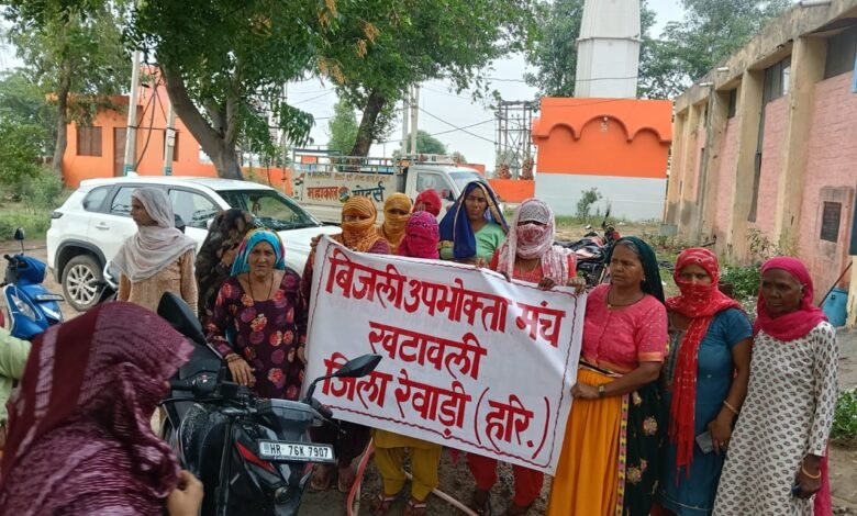 Rewari News: बिजली किल्लत से परेशान महिलाओं ने धारूहेड़ा निगम पर काटा बवाल