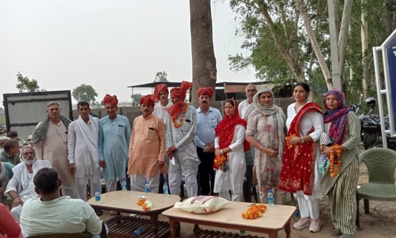भारतीय किसान यूनियन चढूनी ने रोजुवास गांव में किसान मजदूरों की बैठक बुलाई । समय सिंह प्रधान ने बताया कि उप प्रधान फूलसिंह चौधरी की अगुवाई में बैठक आयोजित की गई।