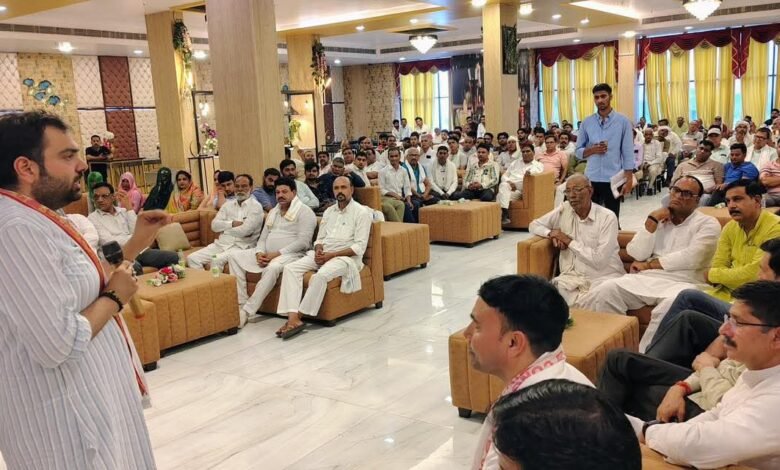 संगठन सर्जन अभियान के तहत कांग्रेस पार्टी की हरियाणा के जिला रेवाडी के कस्बा धारूहेड़ा में बैठक आयोजित की गई।